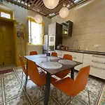 Cosy Cupids Hideout Hot Tub And Bbq - 4km Away From Airport Paola