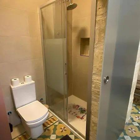 Cosy Cupids Hideout Hot Tub And Bbq - 4km Away From Airport Holiday home