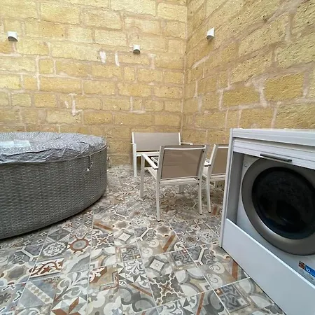 Holiday home Cosy Cupids Hideout Hot Tub And Bbq - 4km Away From Airport