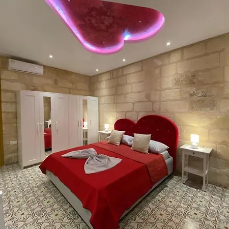 Cosy Cupids Hideout Hot Tub And Bbq - 4km Away From Airport Holiday home *