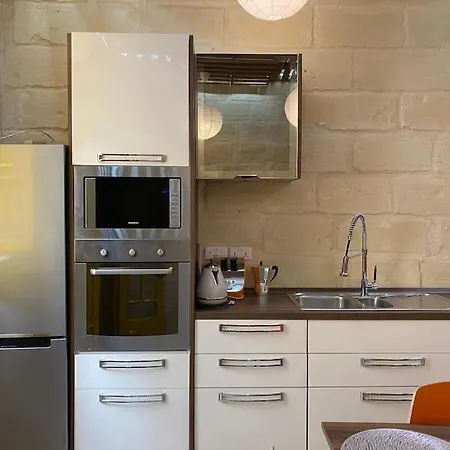 Dom wakacyjny Cosy Cupids Hideout Hot Tub And Bbq - 4km Away From Airport Paola