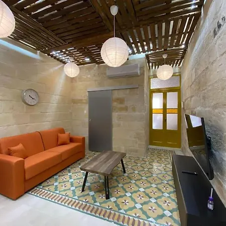 Cosy Cupids Hideout Hot Tub And Bbq - 4km Away From Airport