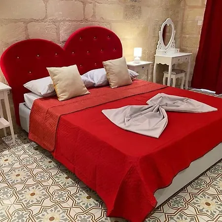 Dom wakacyjny Cosy Cupids Hideout Hot Tub And Bbq - 4km Away From Airport Paola