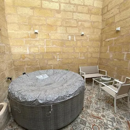 Cosy Cupids Hideout Hot Tub And Bbq - 4km Away From Airport Holiday home *