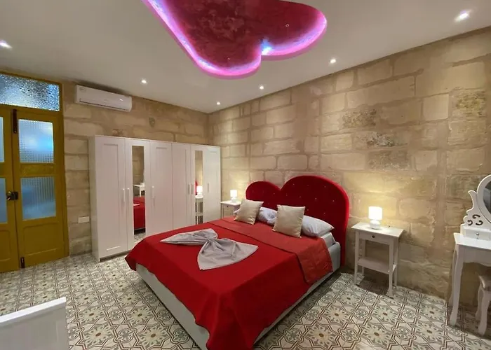 Cosy Cupids Hideout Hot Tub And Bbq - 4km Away From Airport Dom wakacyjny *