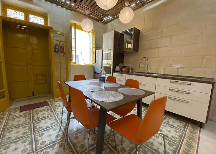 Cosy Cupids Hideout Hot Tub And Bbq - 4km Away From Airport Paola