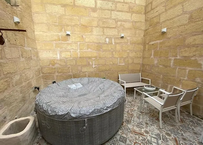 Cosy Cupids Hideout Hot Tub And Bbq - 4km Away From Airport Dom wakacyjny *