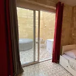 Σπίτι διακοπών Cosy Cupids Hideout Hot Tub And Bbq - 4km Away From Airport *