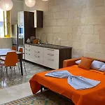 Σπίτι διακοπών Cosy Cupids Hideout Hot Tub And Bbq - 4km Away From Airport Paola