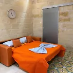 Cosy Cupids Hideout Hot Tub And Bbq - 4km Away From Airport Σπίτι διακοπών *