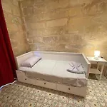 Cosy Cupids Hideout Hot Tub And Bbq - 4km Away From Airport Paola