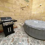 Σπίτι διακοπών Cosy Cupids Hideout Hot Tub And Bbq - 4km Away From Airport *