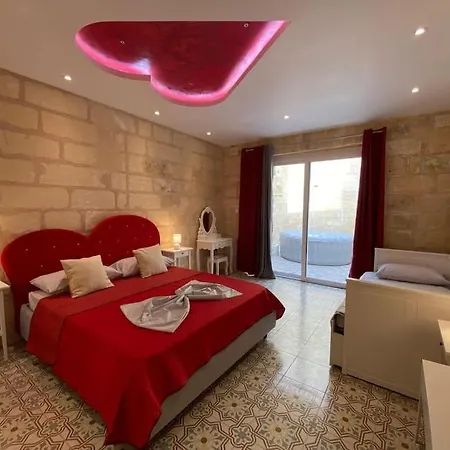 Cosy Cupids Hideout Hot Tub And Bbq - 4km Away From Airport