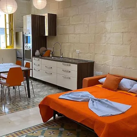 Holiday home Cosy Cupids Hideout Hot Tub And Bbq - 4km Away From Airport Paola