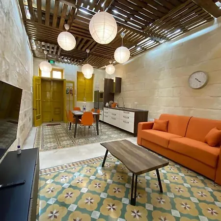 Cosy Cupids Hideout Hot Tub And Bbq - 4km Away From Airport