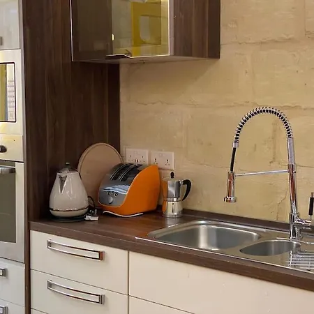 Ferienhaus Cosy Cupids Hideout Hot Tub And Bbq - 4km Away From Airport