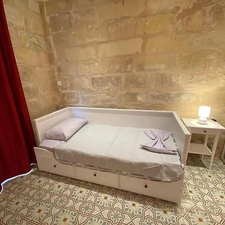 Cosy Cupids Hideout Hot Tub And Bbq - 4km Away From Airport Paola