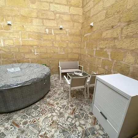 Ferienhaus Cosy Cupids Hideout Hot Tub And Bbq - 4km Away From Airport