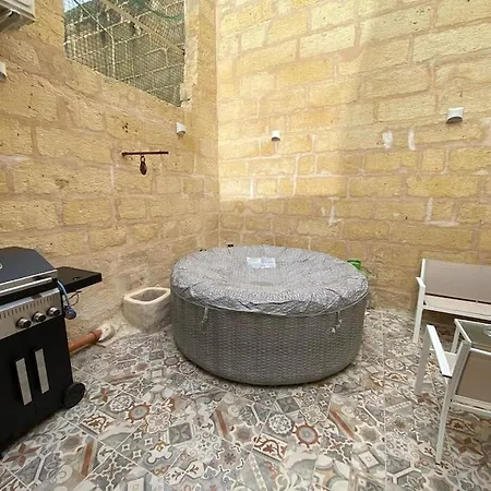 Casa vacanze Cosy Cupids Hideout Hot Tub And Bbq - 4km Away From Airport Paola