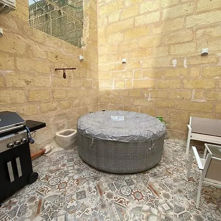 Σπίτι διακοπών Cosy Cupids Hideout Hot Tub And Bbq - 4km Away From Airport Paola