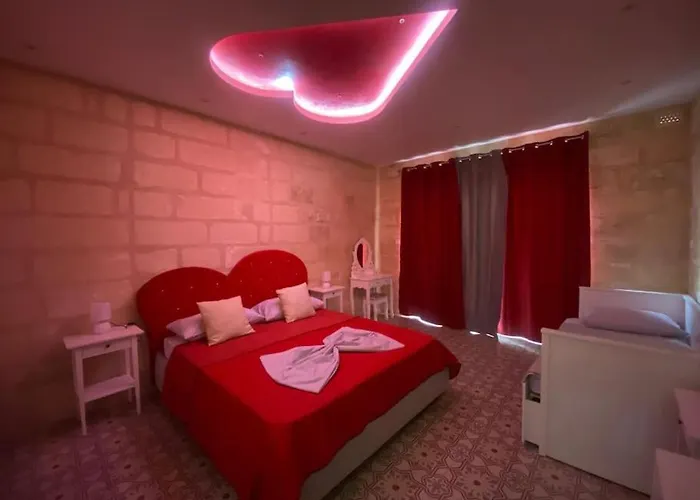 Casa vacanze Cosy Cupids Hideout Hot Tub And Bbq - 4km Away From Airport