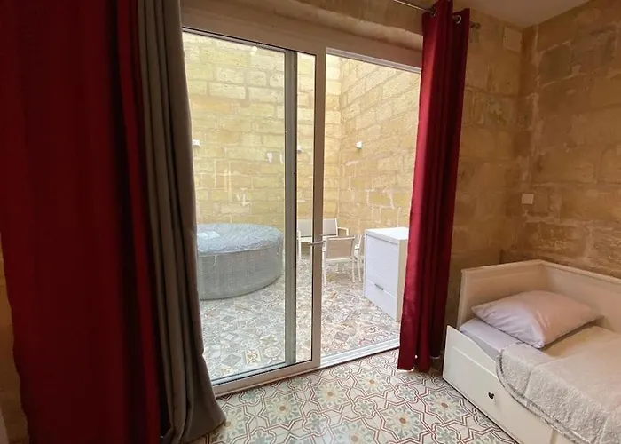 Casa vacanze Cosy Cupids Hideout Hot Tub And Bbq - 4km Away From Airport *