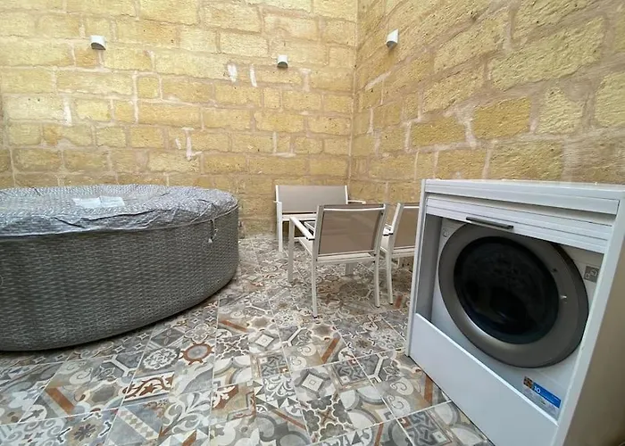 Casa vacanze Cosy Cupids Hideout Hot Tub And Bbq - 4km Away From Airport