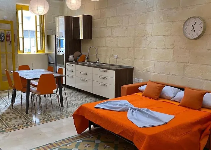 Casa vacanze Cosy Cupids Hideout Hot Tub And Bbq - 4km Away From Airport Paola