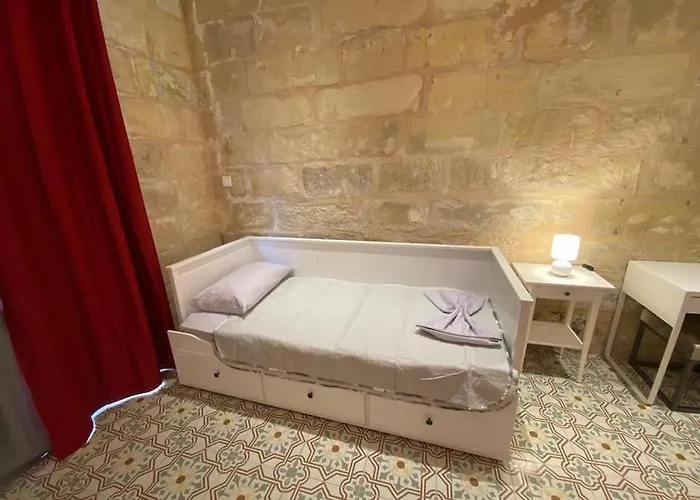 Cosy Cupids Hideout Hot Tub And Bbq - 4km Away From Airport Paola