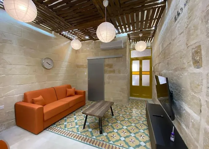 Cosy Cupids Hideout Hot Tub And Bbq - 4km Away From Airport