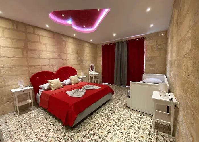 Cosy Cupids Hideout Hot Tub And Bbq - 4km Away From Airport *