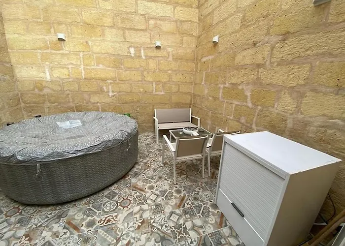 Casa vacanze Cosy Cupids Hideout Hot Tub And Bbq - 4km Away From Airport