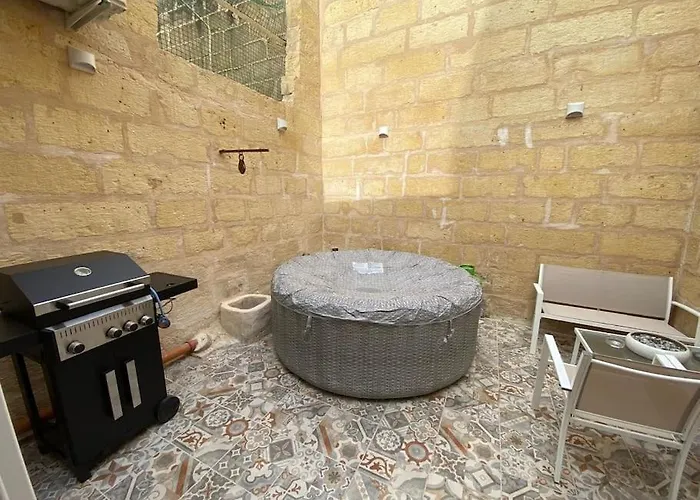 Casa vacanze Cosy Cupids Hideout Hot Tub And Bbq - 4km Away From Airport Paola