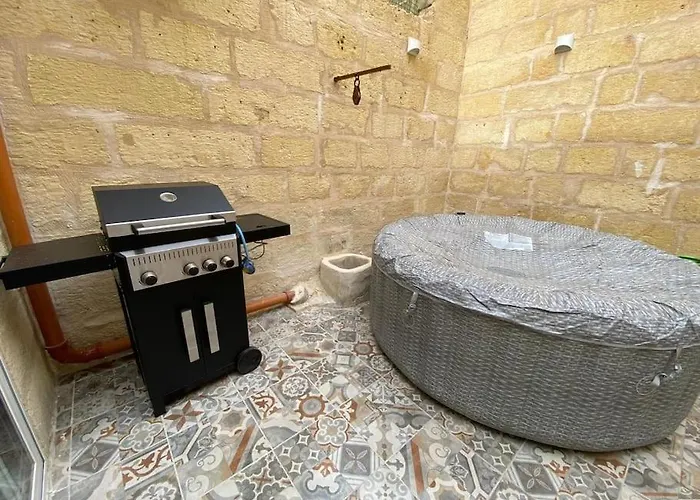 Casa vacanze Cosy Cupids Hideout Hot Tub And Bbq - 4km Away From Airport *